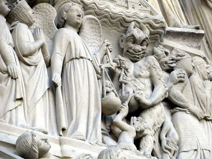 diablo llevándose las almas al infierno Catedral Notre Dame