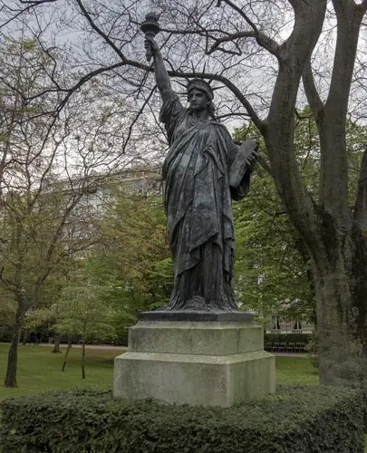 Estatua de la Libertad en los Jardines de Luxemburgo, Paris