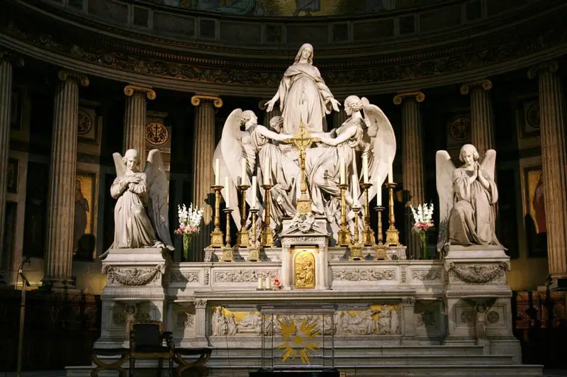 altar de la iglesia de la Madeleine en Paris