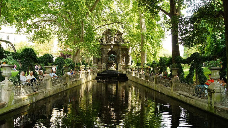 Fuente Jardin de Luxemburgo Barrio Latino Paris