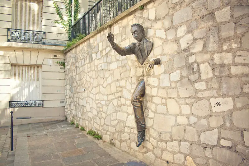 estatua del Passe-Muraille en Montmartre