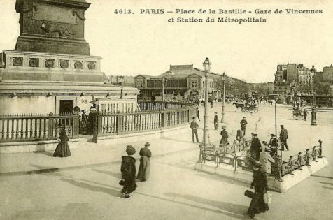 Pie de la Columna de Julio de la Plaza de la Bastilla de París