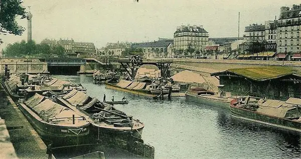 El Puerto del Arsenal, cerca de la Plaza de la Bastilla París