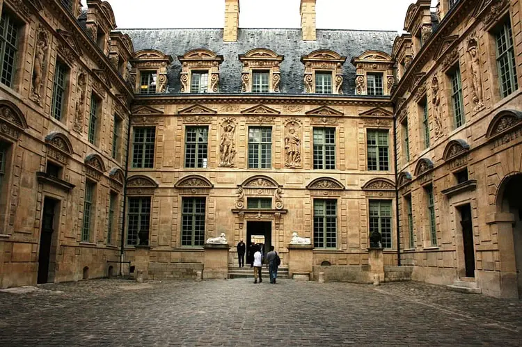 Palacio de Sully en el barrio Le Marais, París