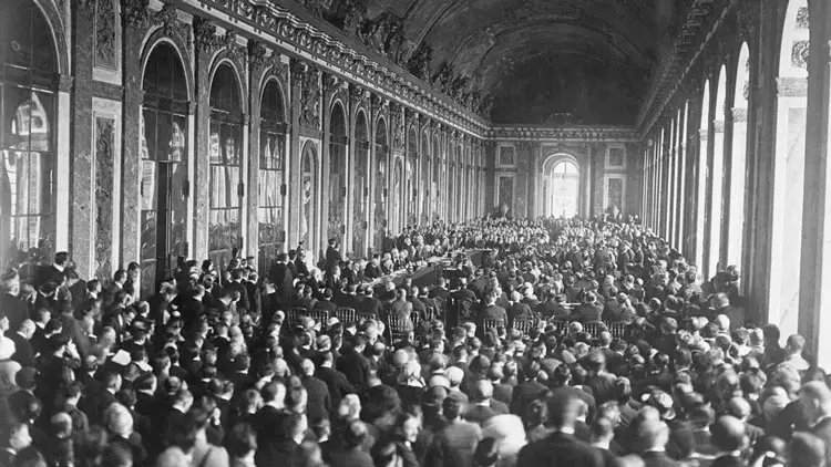Tratado de Versalles firmado en la Galería de Espejos en 1918