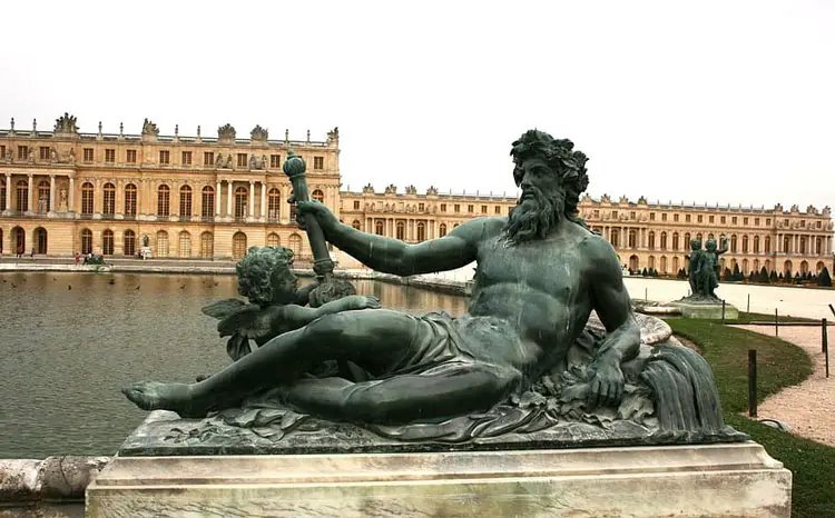 Escultura en los jardines del Palacio de Versalles, París